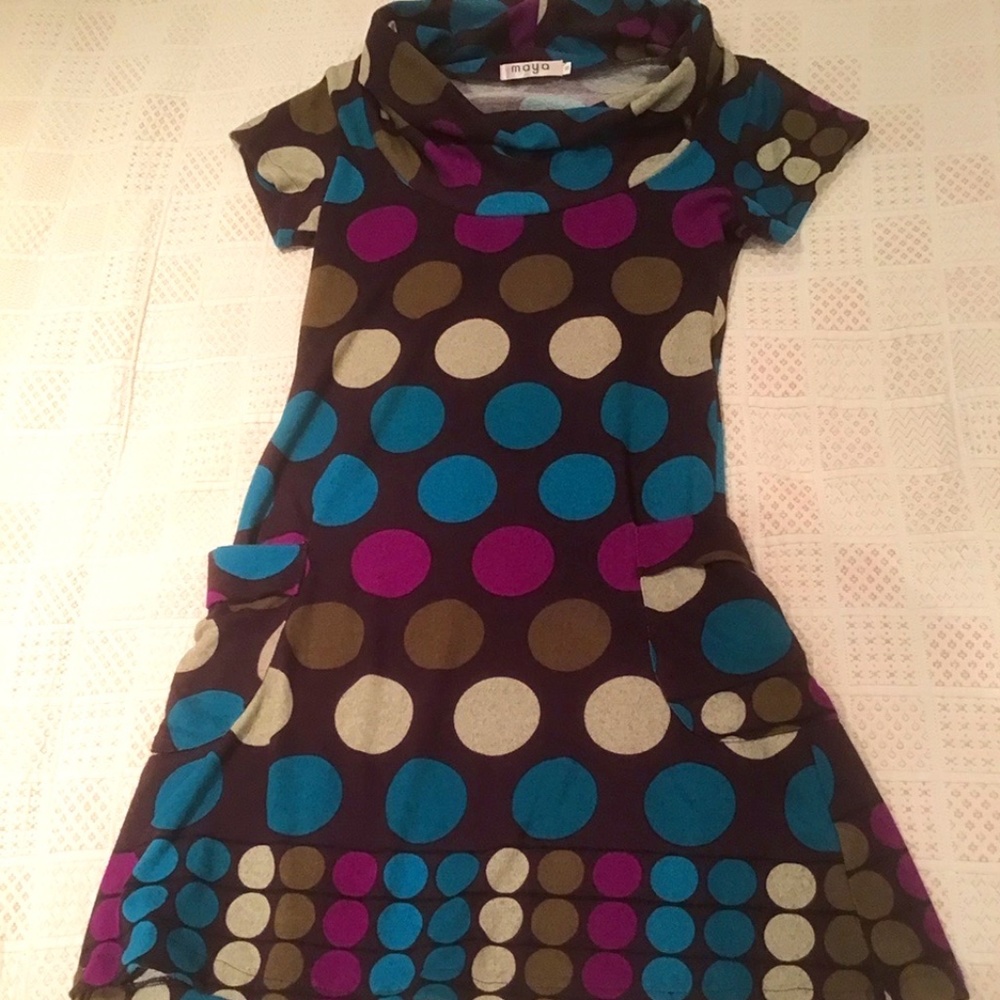 Casual short-sleeved dress featuring polk-a-dots under Maya label.